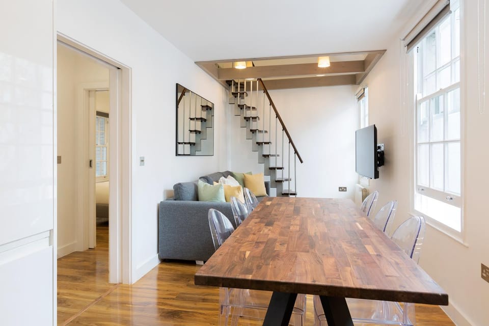 Spacious 4 bedrooms flat in New Oxford Street Apartment in City of Westminster