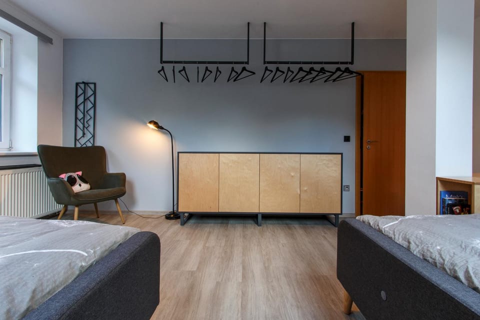 Photo of the whole room, Bedroom, wardrobe