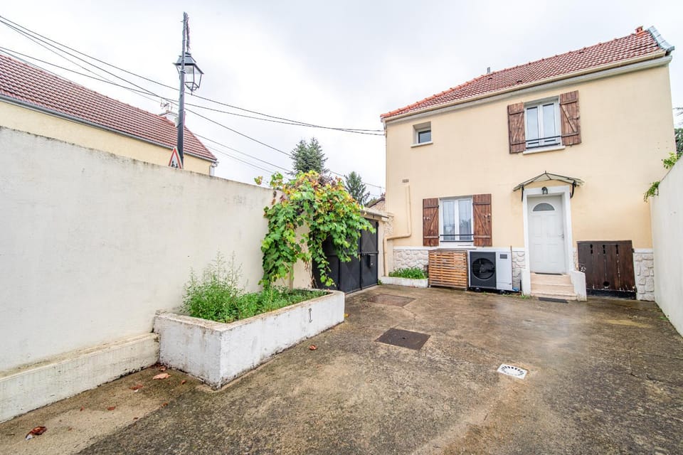 Property building, Day, Garden view, Street view