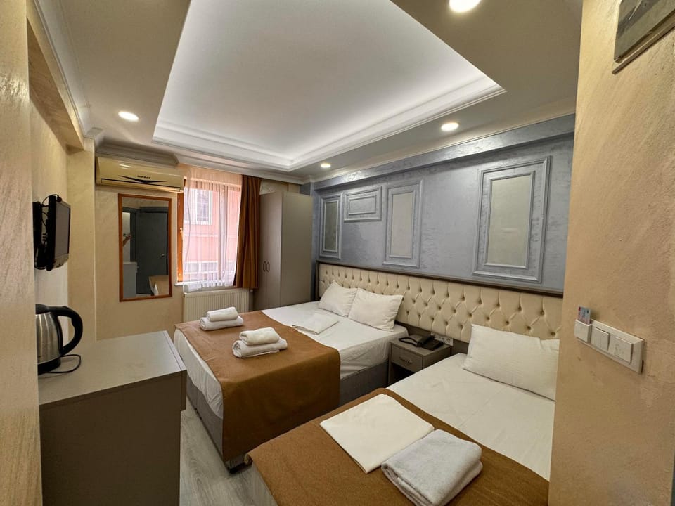 Bed, TV and multimedia, Photo of the whole room, Seating area, Bedroom, towels