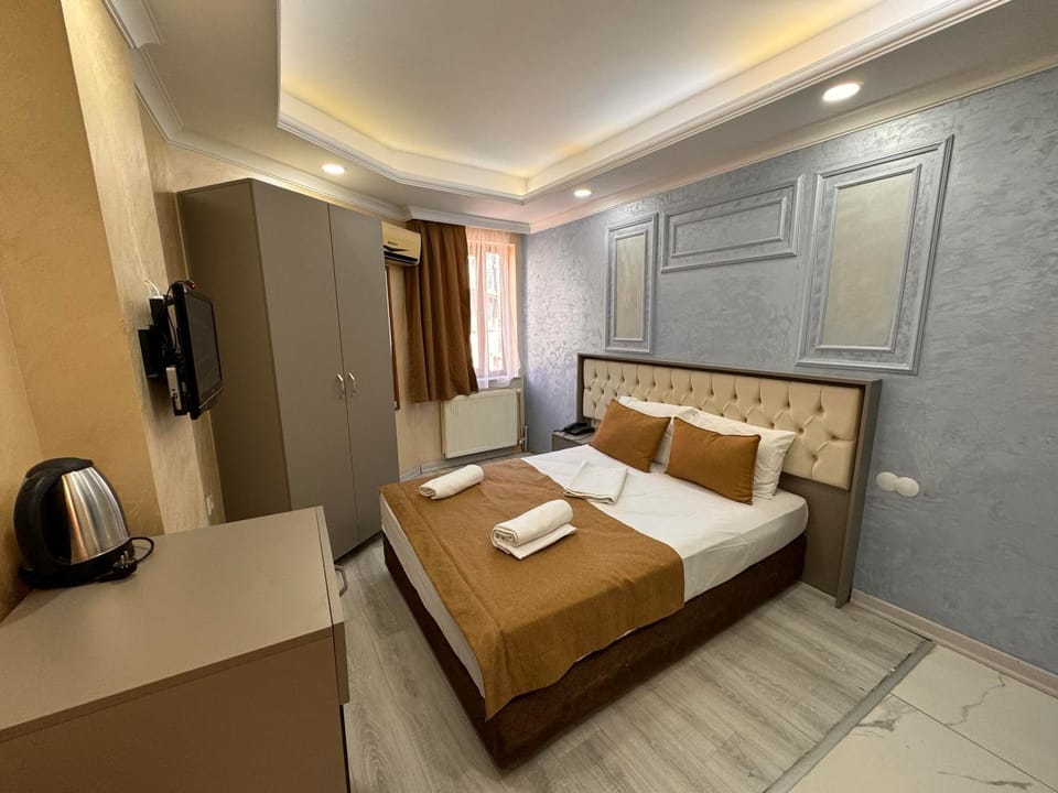 Bed, TV and multimedia, Coffee/tea facilities, Living room, Photo of the whole room, Seating area, Bedroom, towels, wardrobe, air conditioner