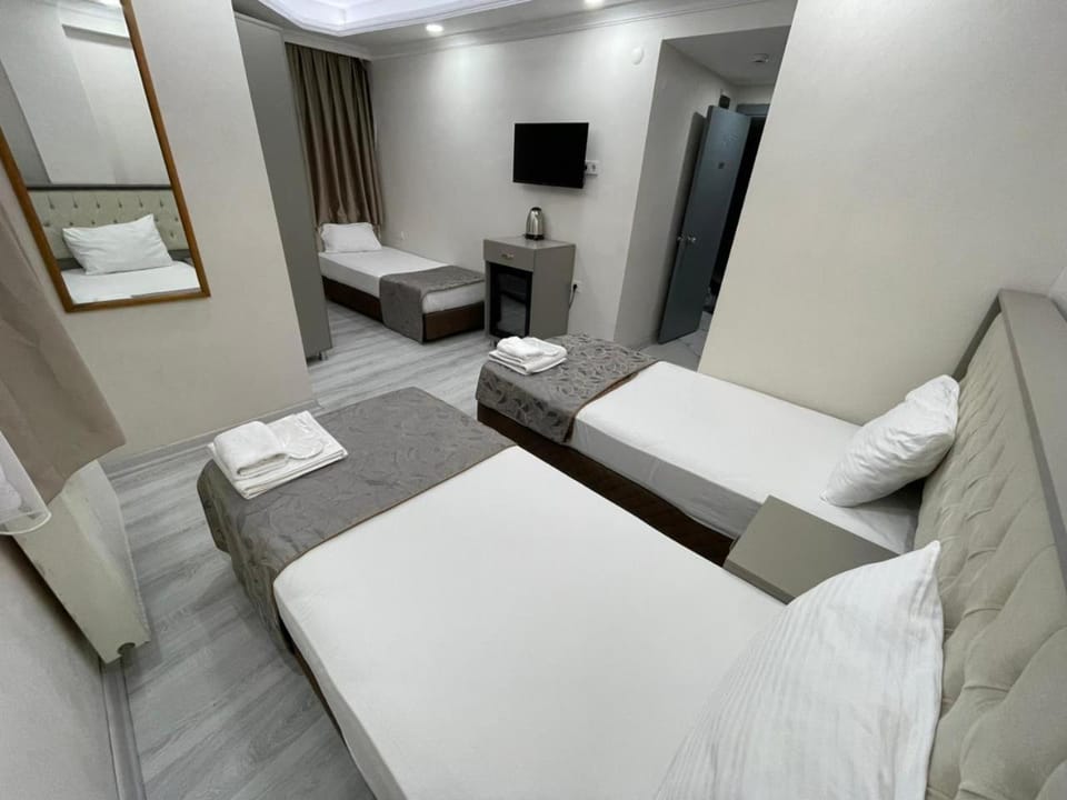 Photo of the whole room, Bedroom, Family