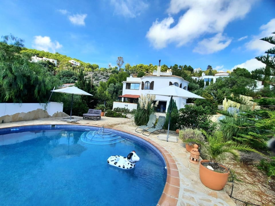 Property building, Garden, Swimming pool