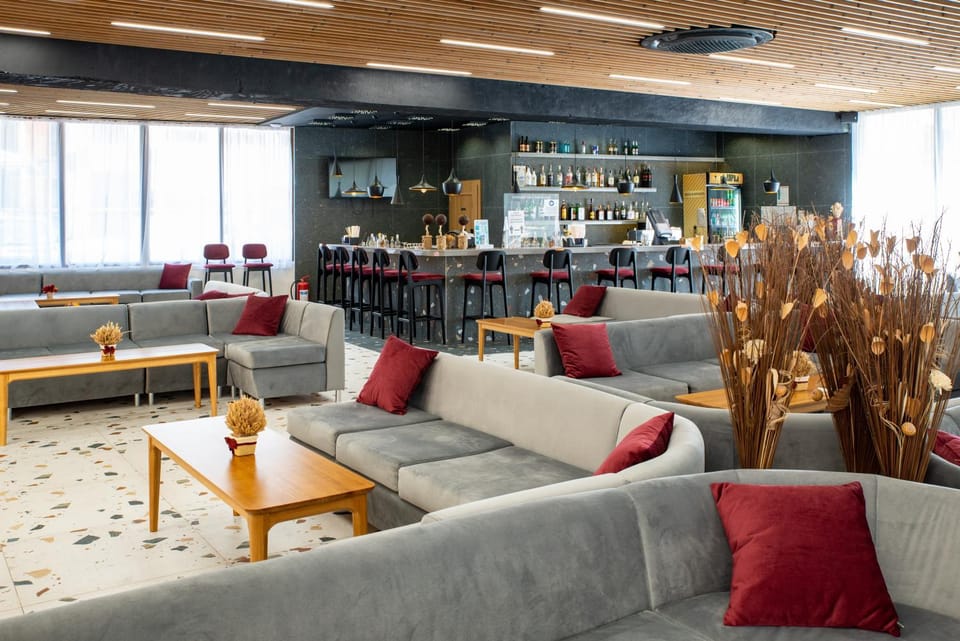 Restaurant/places to eat, Lobby or reception, Seating area