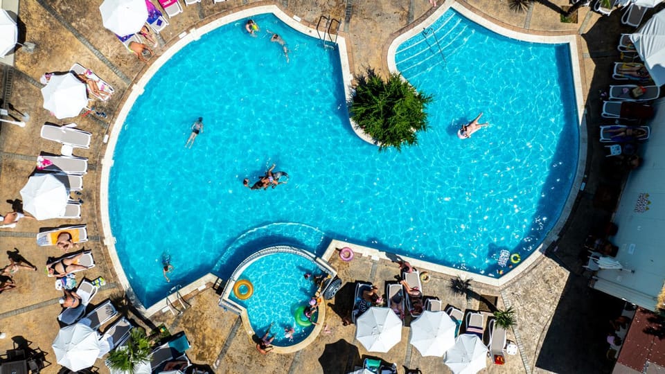 Day, People, Bird's eye view, Pool view, Swimming pool, group of guests, sunbed