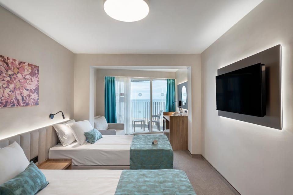 Bed, TV and multimedia, Seating area