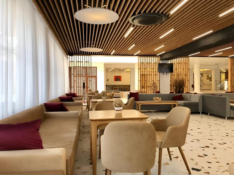Restaurant/places to eat, Food and drinks, Seating area