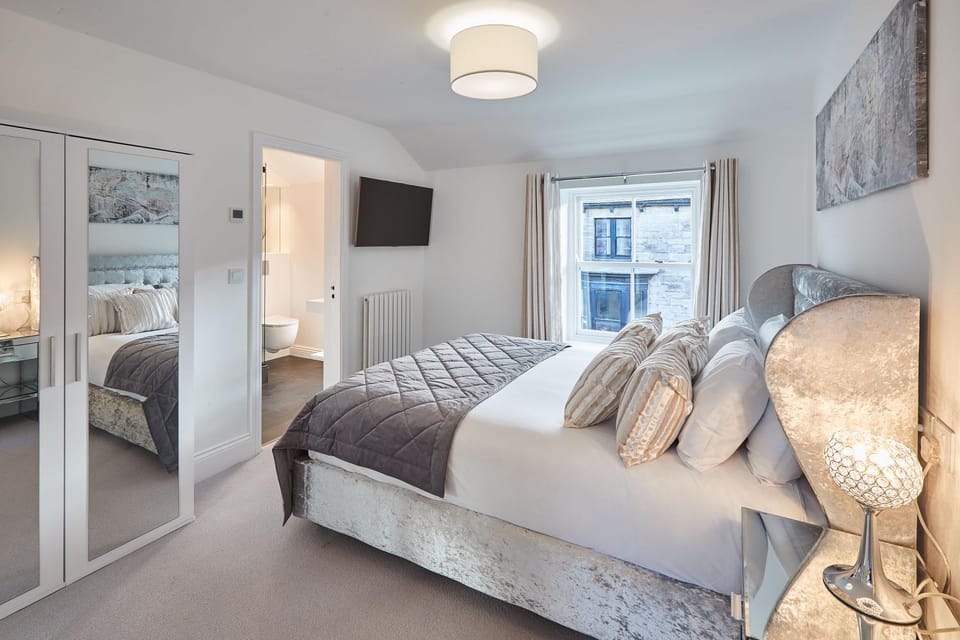 Bed, TV and multimedia, Bedroom