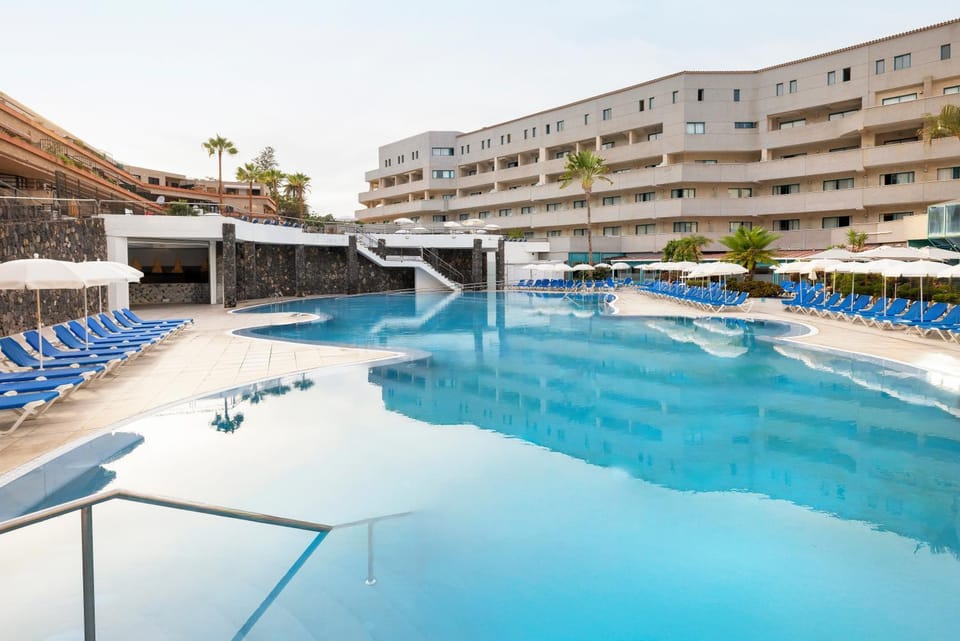Property building, Day, Swimming pool, sunbed