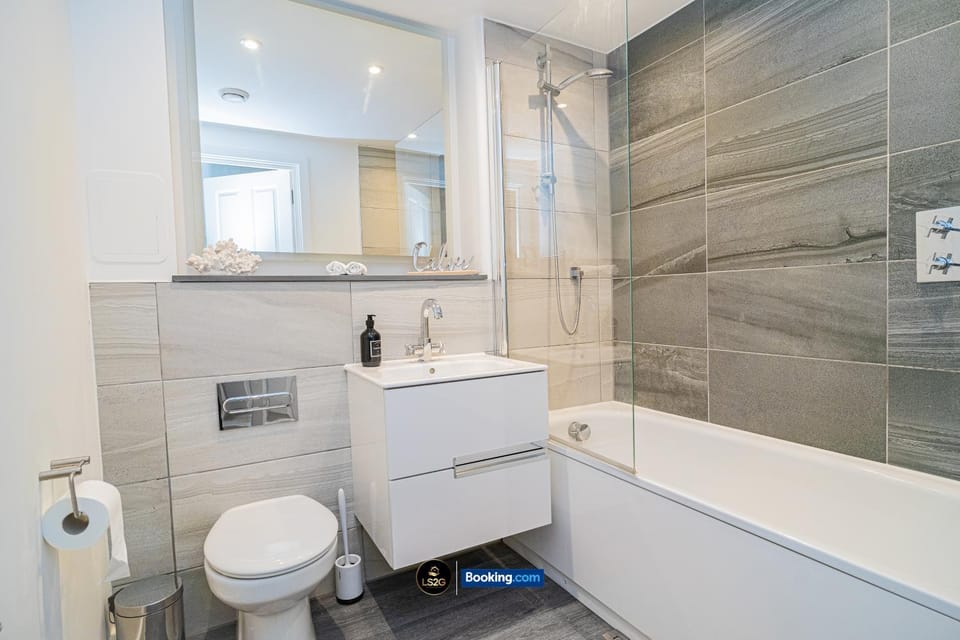 Shower, Toilet, Bathroom, Bath, towels