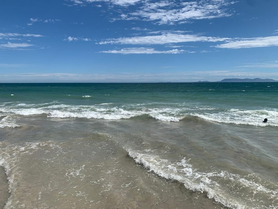 Beachfront Gem / Free Parking / A/C Apartment in Cape Town