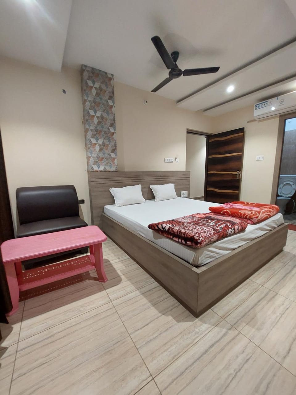 Bed, Photo of the whole room, Bedroom