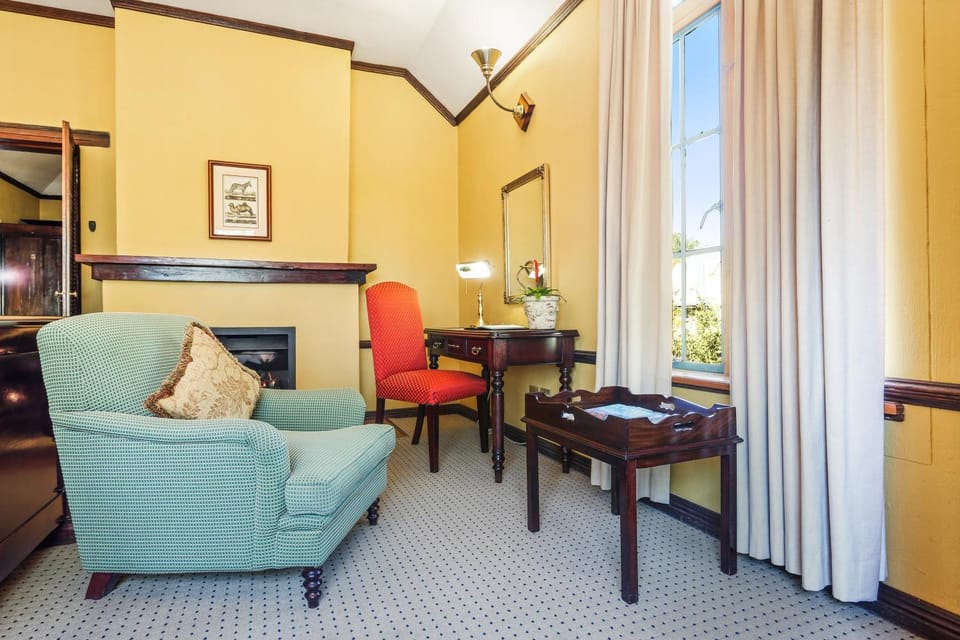 Seating area, Bedroom, flat iron