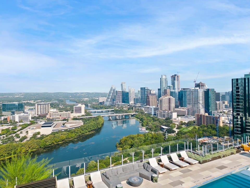 Luxe Rainey St High Rise - Heated Pool - Gym - ATX House in Austin