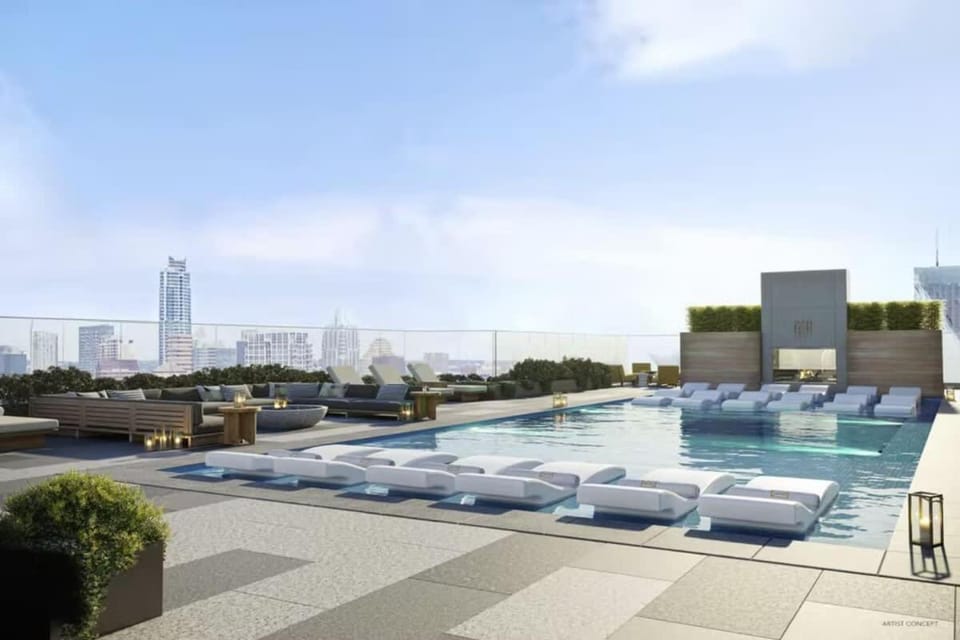 Luxe Rainey St High Rise - Heated Pool - Gym - ATX House in Austin