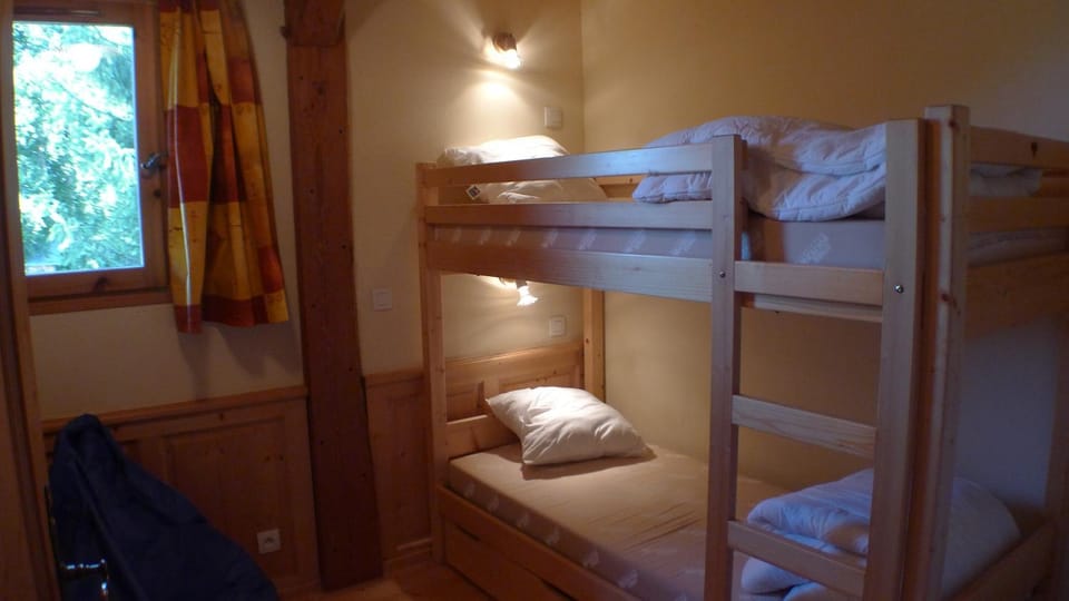 Photo of the whole room, bunk bed