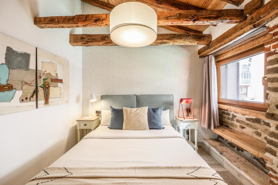 Bed, Living room, Photo of the whole room, Seating area, Bedroom