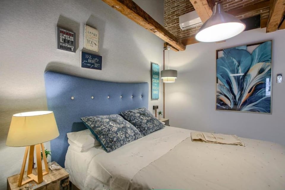 Bed, Bedroom, air conditioner