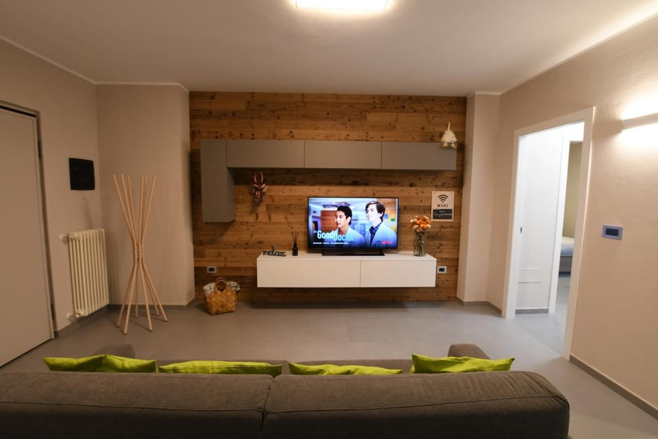 Communal lounge/ TV room, TV and multimedia, Living room, Evening entertainment