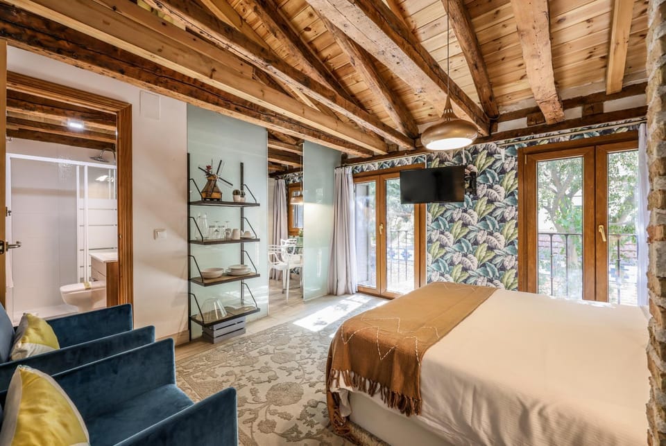 Bed, Living room, Photo of the whole room, Bedroom