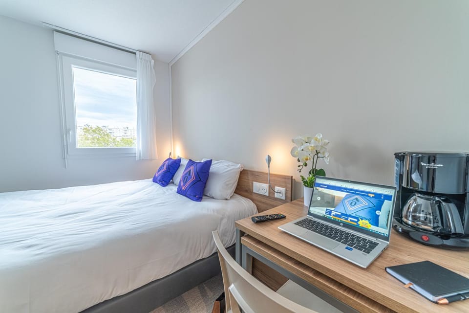 Bed, Coffee/tea facilities, Photo of the whole room, Bedroom