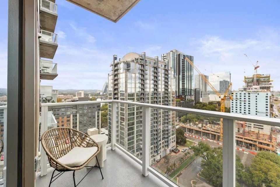 18th FL 1BR - Heated Pool - Gym - Balcony House in Austin