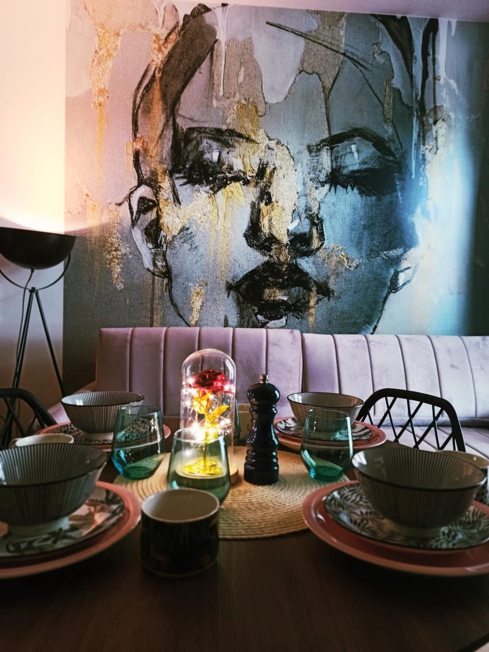 Food and drinks, Decorative detail, Seating area, Dining area