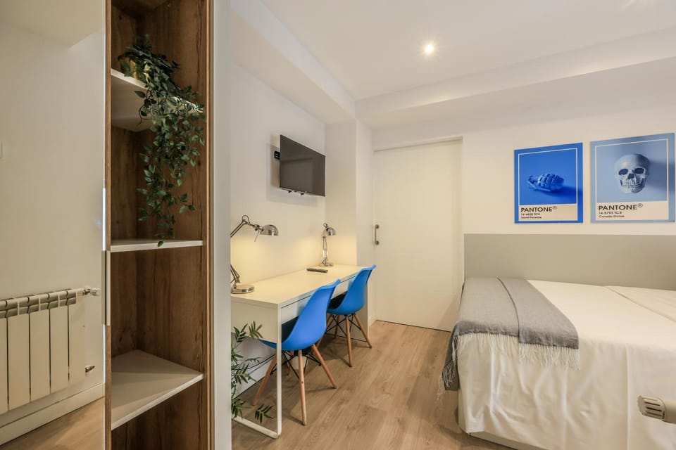 Bed, TV and multimedia, Photo of the whole room, Bedroom, hair dresser