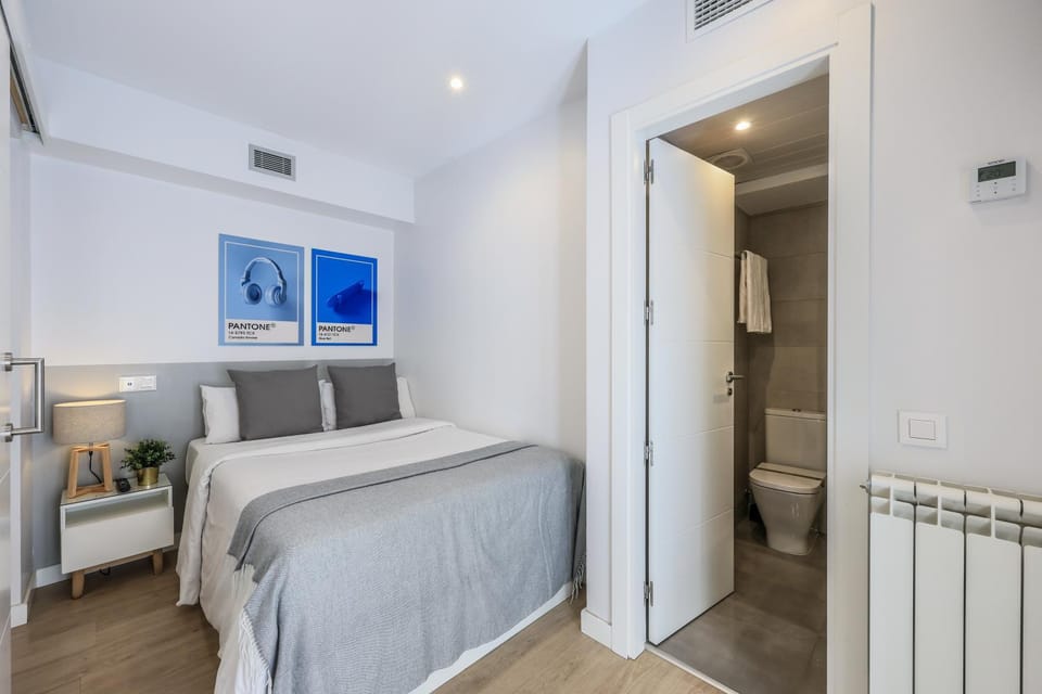 Bed, Bathroom, Photo of the whole room, Bedroom