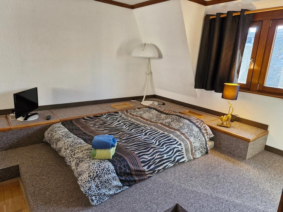 Bed, towels