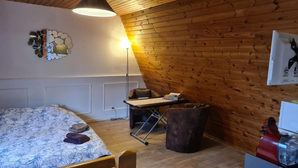 Bed, TV and multimedia, Seating area, Bedroom