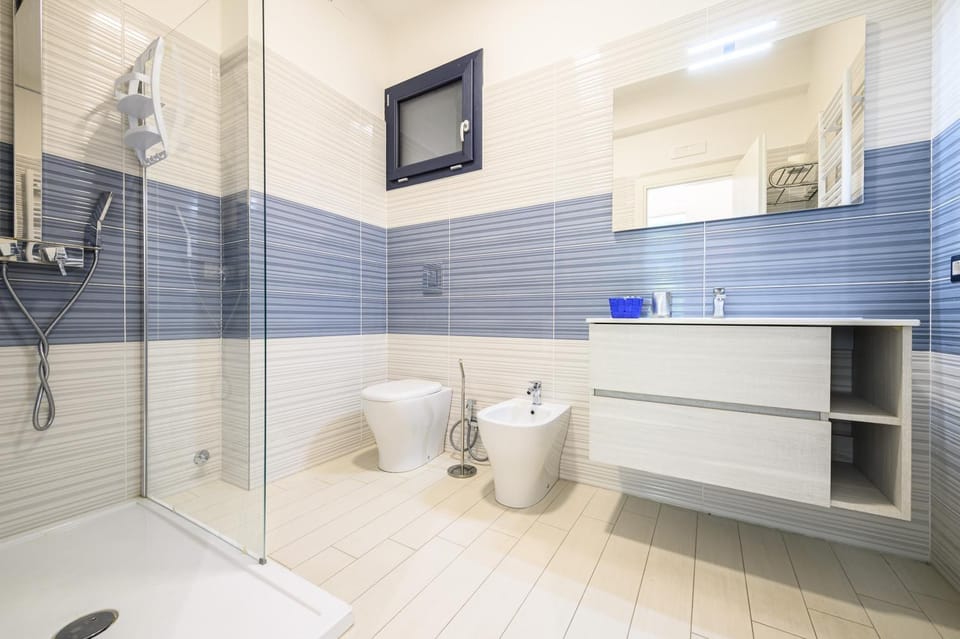 Shower, Toilet, Bathroom, Bath, towels