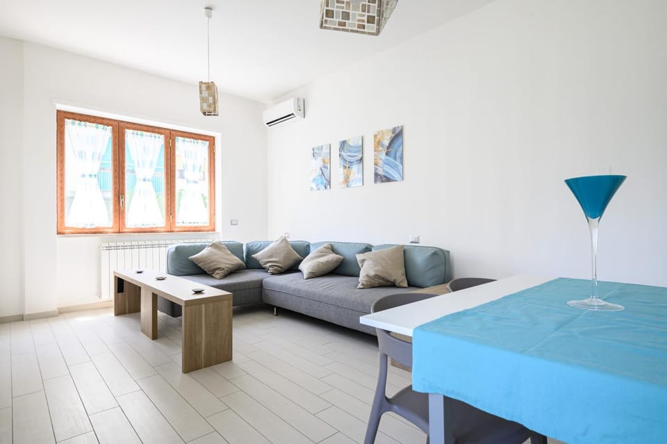 Living room, Seating area, Dining area, air conditioner