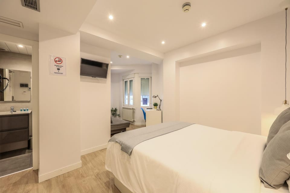 Bed, TV and multimedia, Photo of the whole room, Bedroom, hair dresser