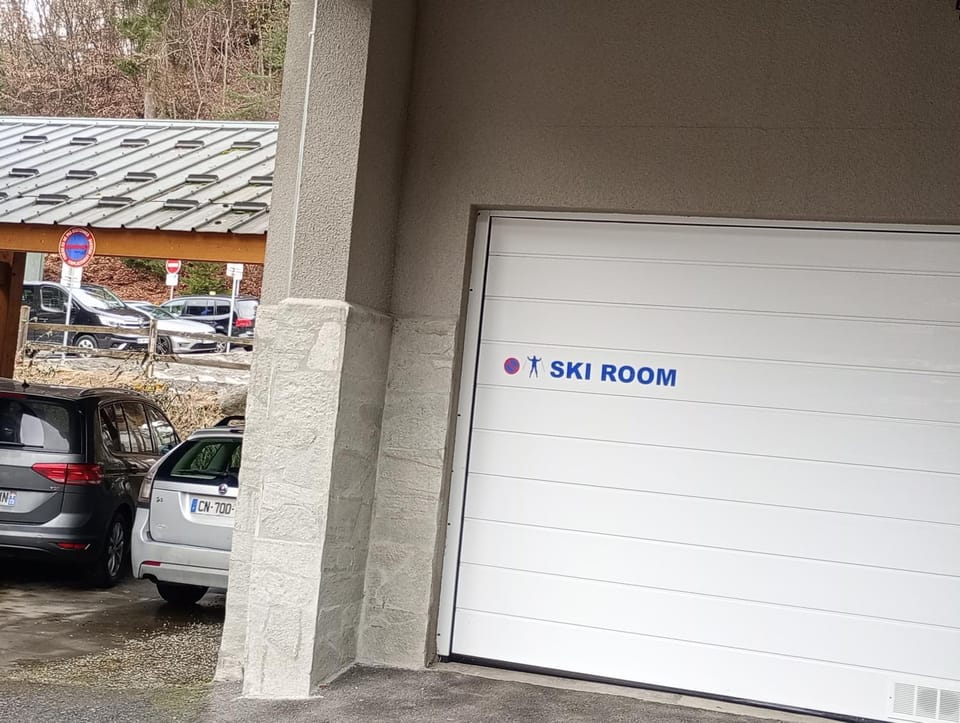 Skiing, Parking, acessibility