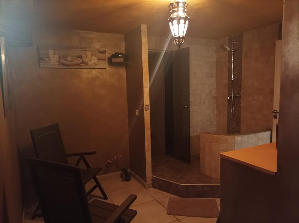 Chambre d'hôte avec Hammam et salle de jeux Bed and Breakfast in Auvergne-Rhône-Alpes