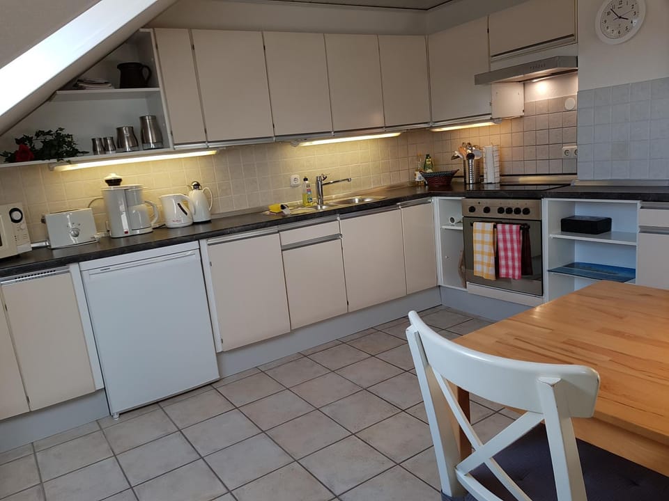 Coffee/tea facilities, Kitchen or kitchenette, Seating area, Dining area