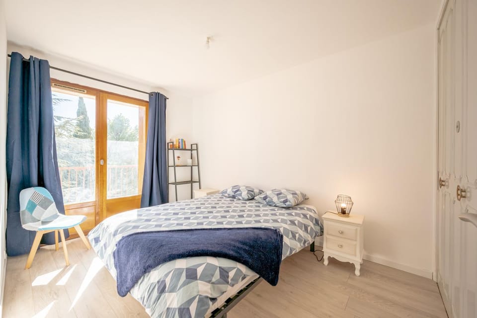 Bed, Photo of the whole room, Bedroom
