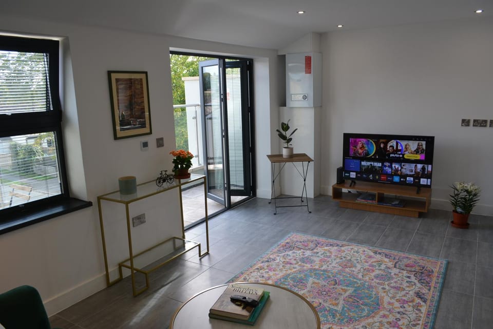 Communal lounge/ TV room, TV and multimedia, Living room, Seating area, Evening entertainment