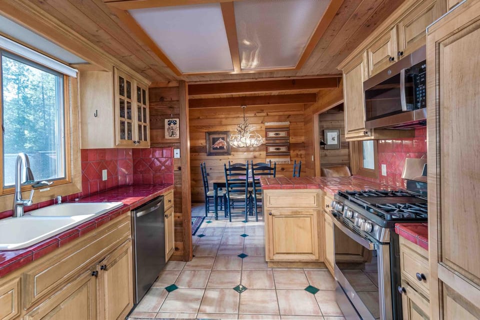 Dog Friendly, across from tubing/SHARC, Nectar bed House in Sunriver