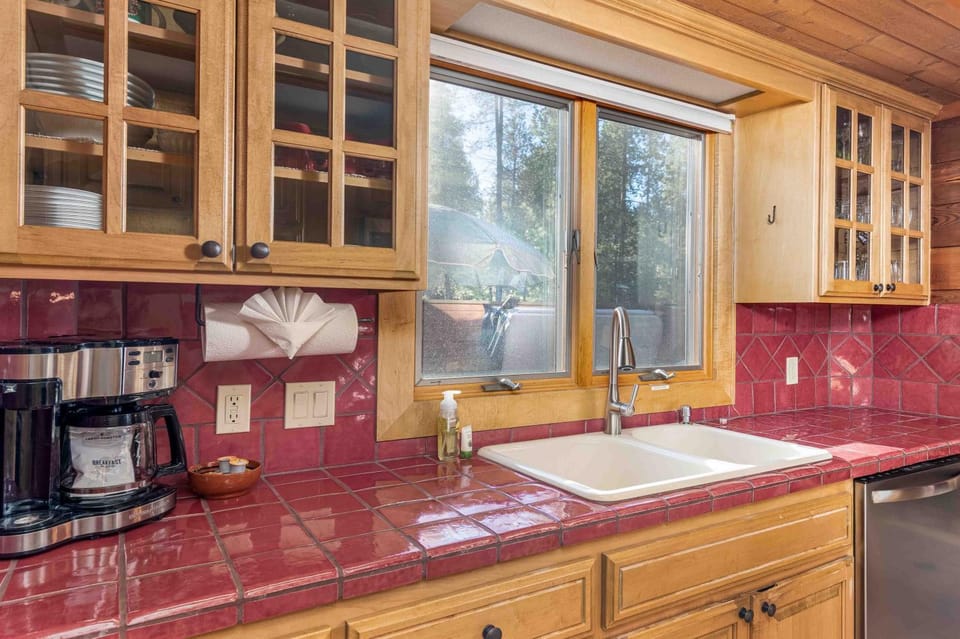Dog Friendly, across from tubing/SHARC, Nectar bed House in Sunriver