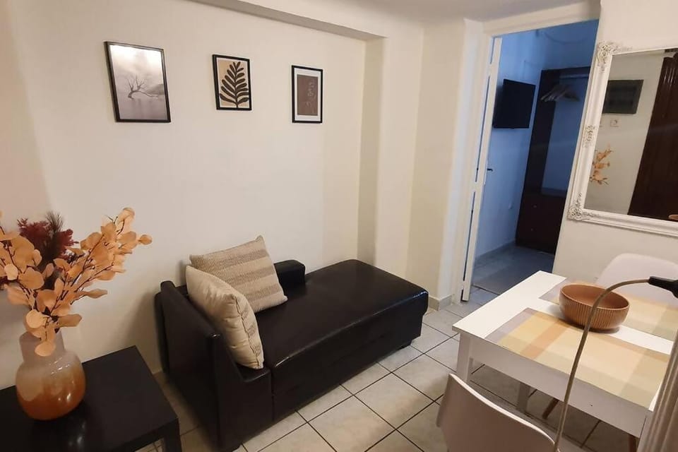 Lefti's Cosy Studio 40m2, Metro 7' Apartment in Athens