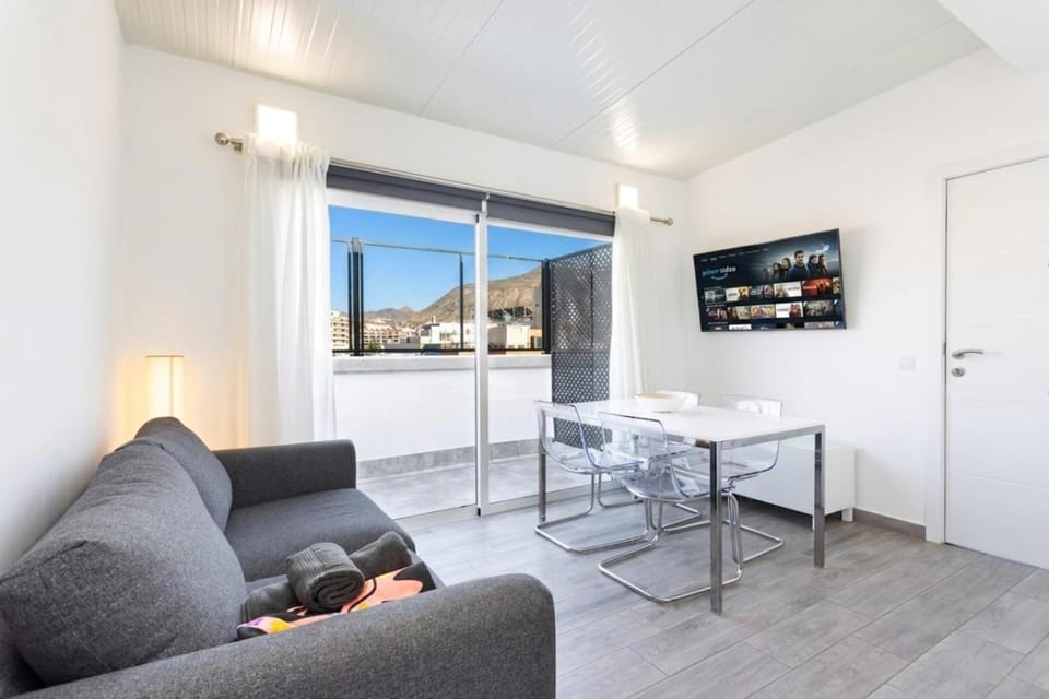 Day, TV and multimedia, Living room, Seating area, Evening entertainment