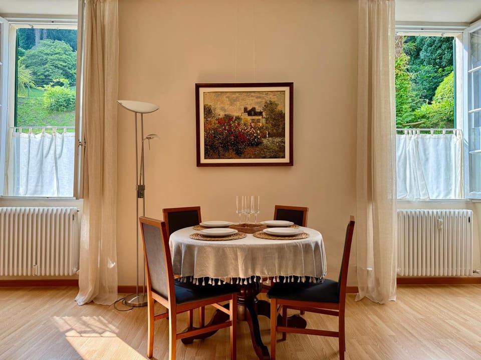 View (from property/room), Dining area, Garden view