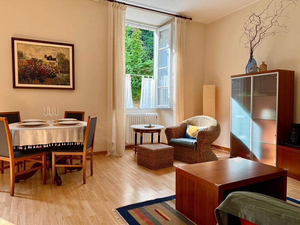 View (from property/room), Living room, Seating area, Dining area, Garden view