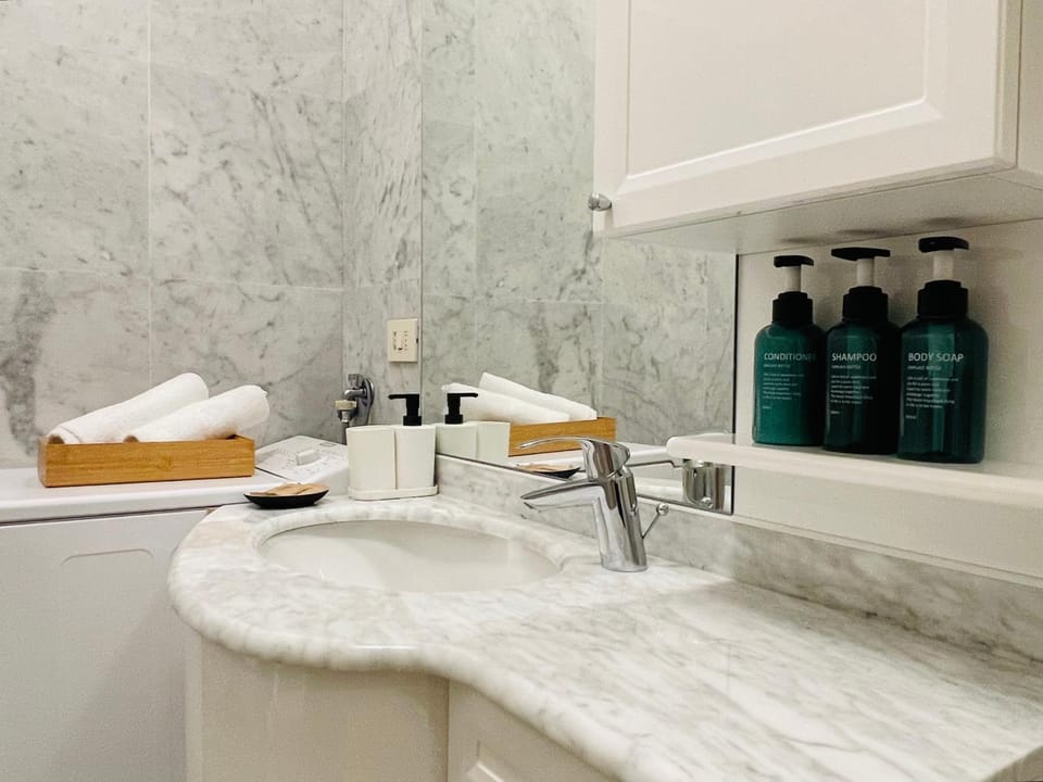 Bathroom, towels, washing machine