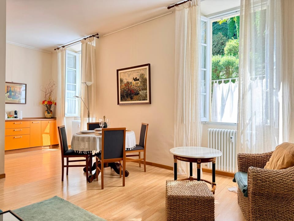 Photo of the whole room, Seating area, Dining area, Garden view