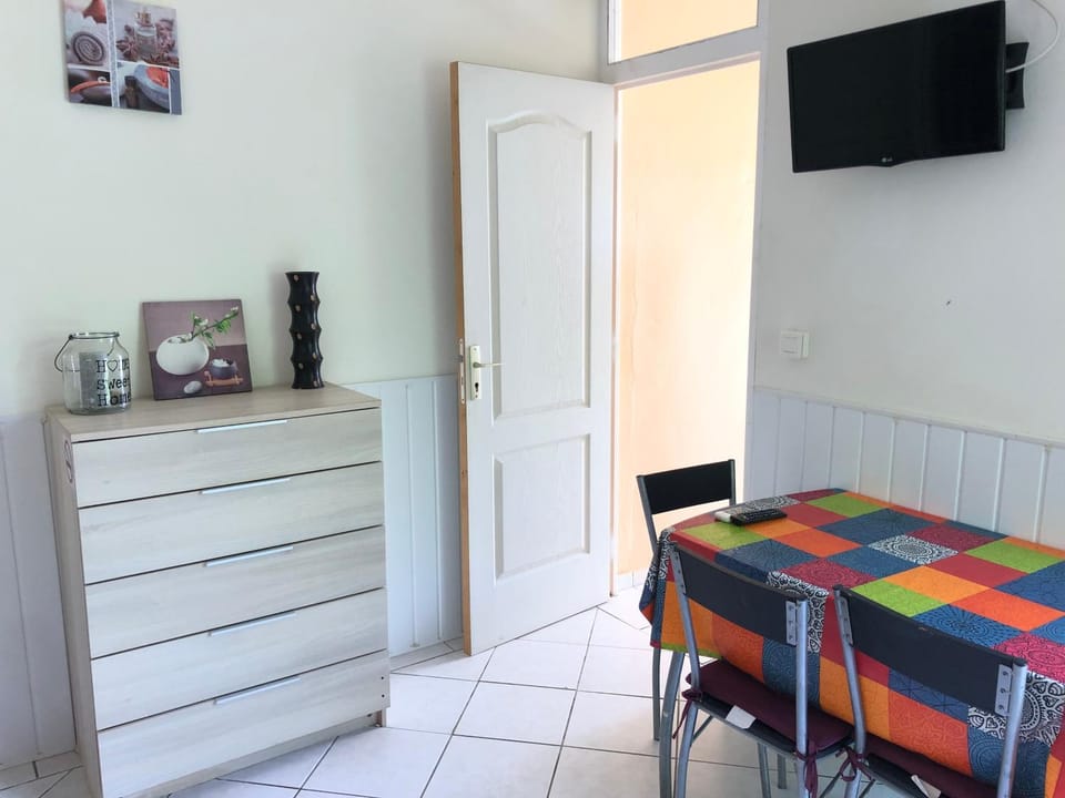 Communal lounge/ TV room, TV and multimedia, Dining area