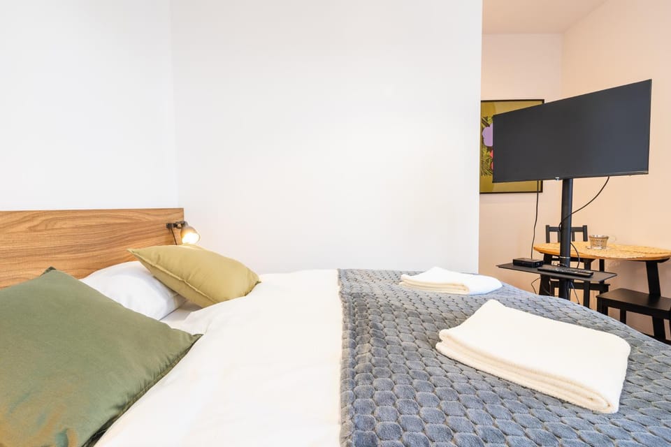 Bed, TV and multimedia, Photo of the whole room, Evening entertainment, Bedroom, towels