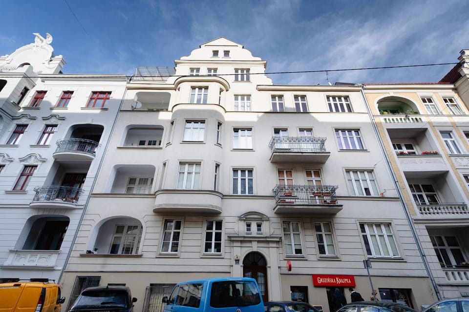 Property building, Day, City view, Location